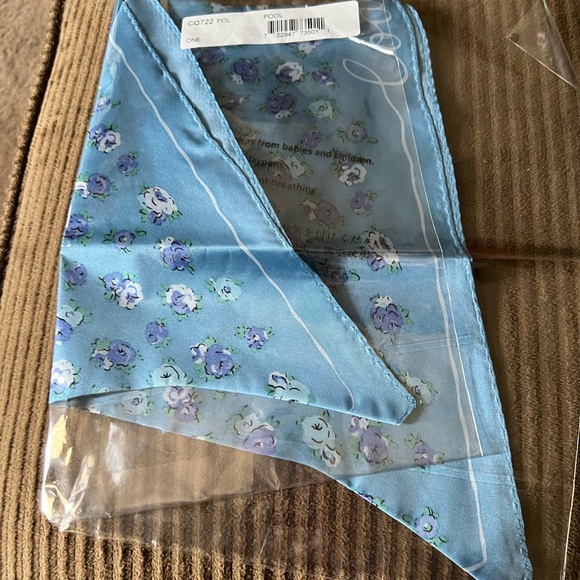 Coach Tea Rose Print Silk Diamond Scarf nwt in packaging - Picture 4 of 8